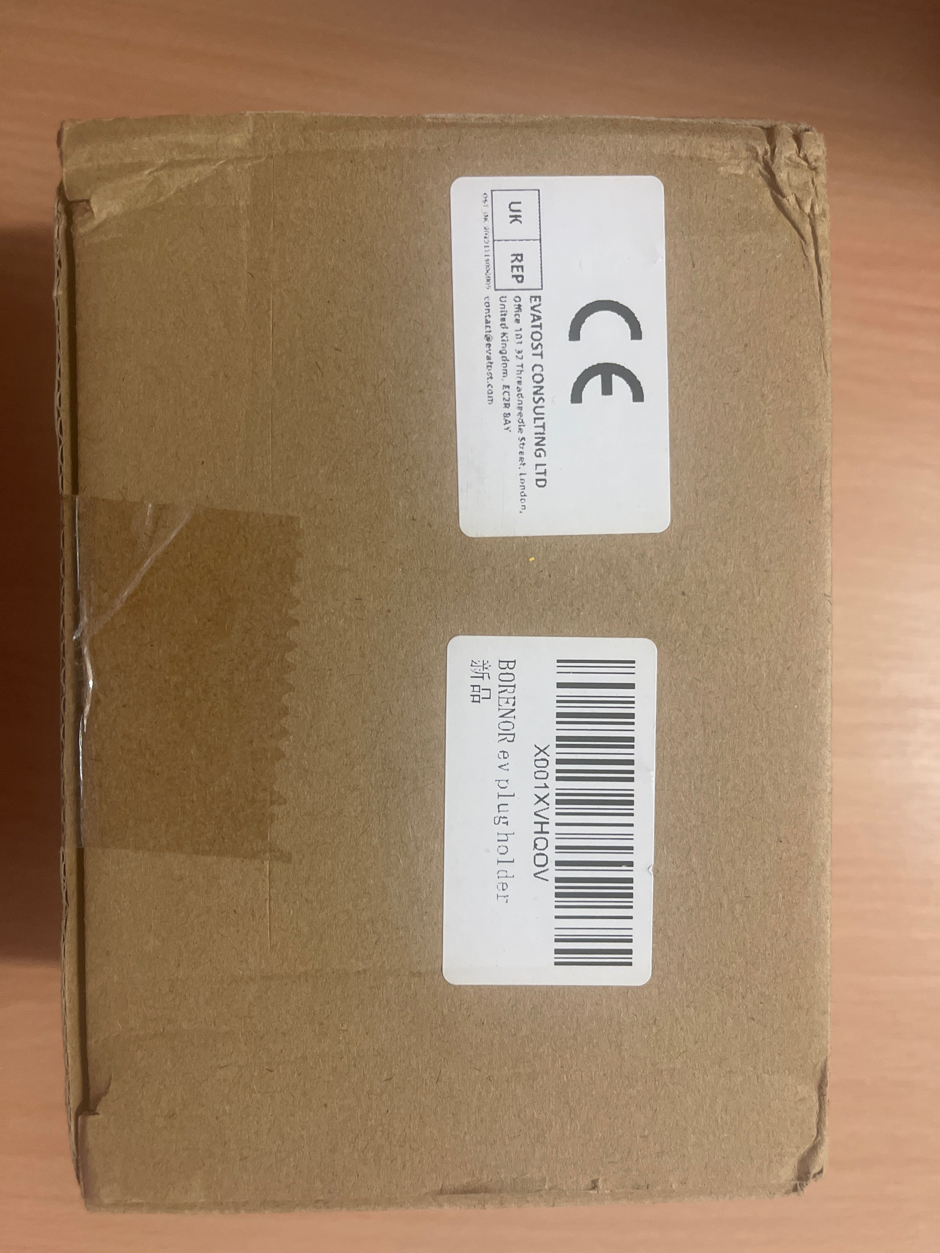 👉
Practical wall plug holder designed to keep cables and plugs organized and off the floor.