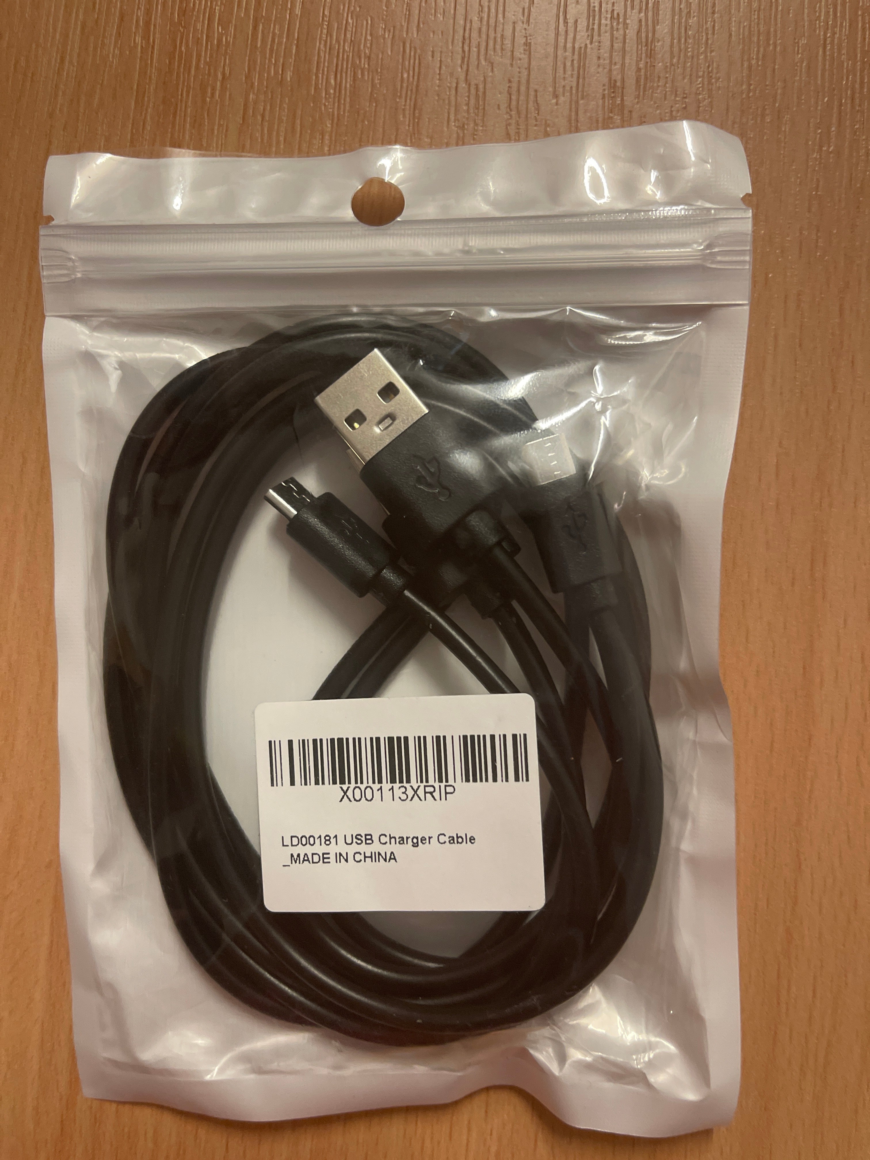 👉
High-quality USB charging cable suitable for fast charging and data transfer.